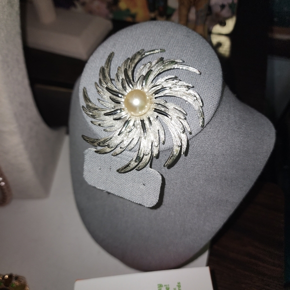 SARAH COVENTRY EUC WOMENS VINTAGE BROOCH PIN - Picture 1 of 3